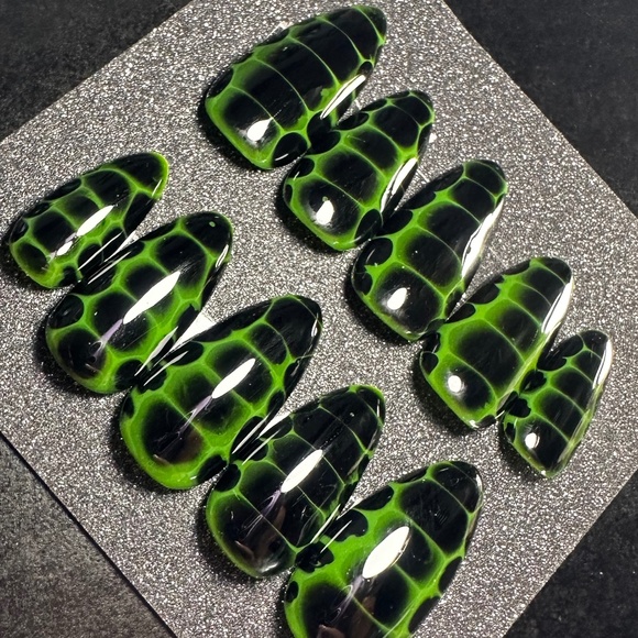 medium almond green and black crocodile handmade press on nails - Picture 3 of 5